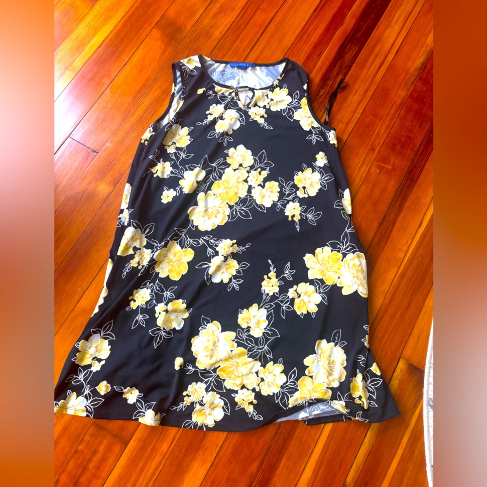 EUC Apt 9 Floral Dress with pockets